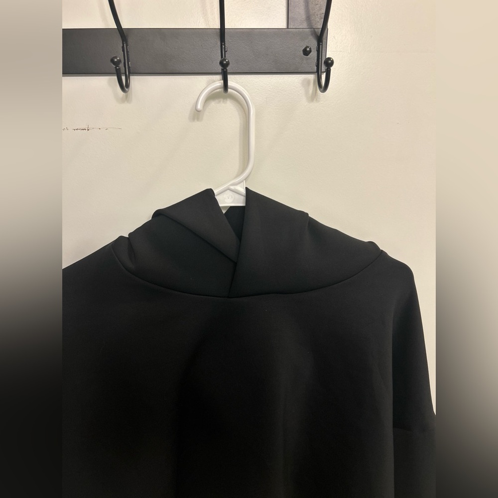 Like New Jolyn x Tiarah Black Cropped Sweatshirt - Picture 6 of 12